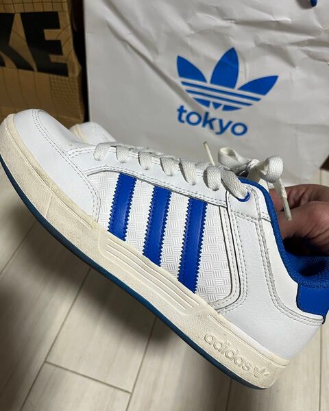 adidas アディダススニーカーフォーラムローホワイトブルー