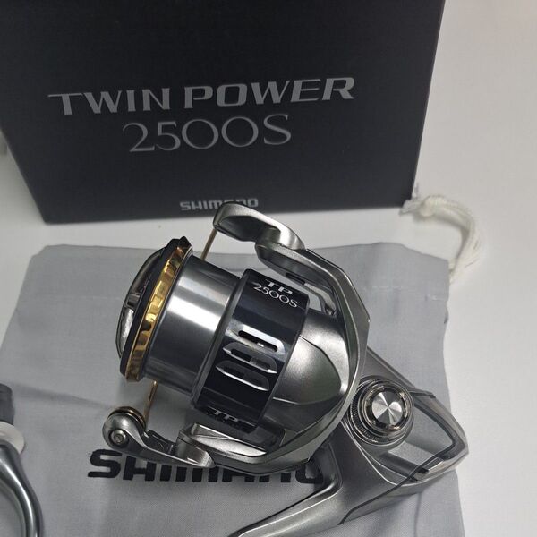 【新品未使用】シマノ ツインパワー 15 2500S スピニングリール