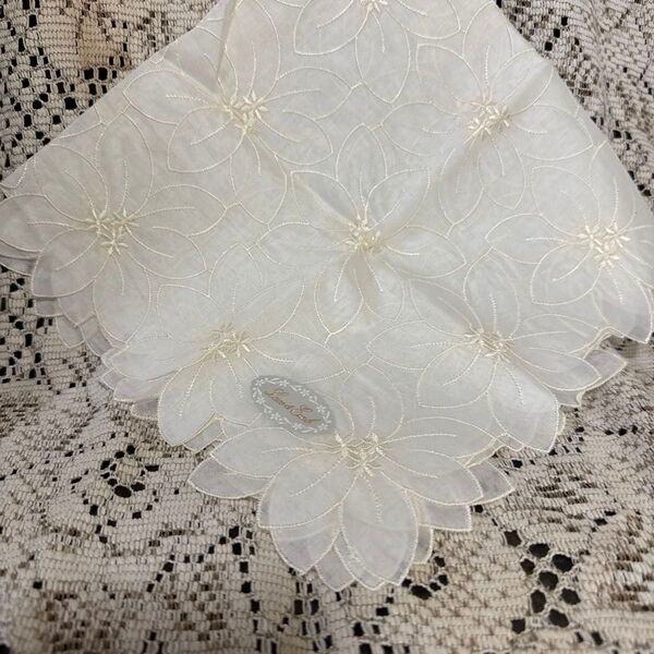 ハンカチ 刺繍 花柄 オフホワイト スカラップ 未使用に近い