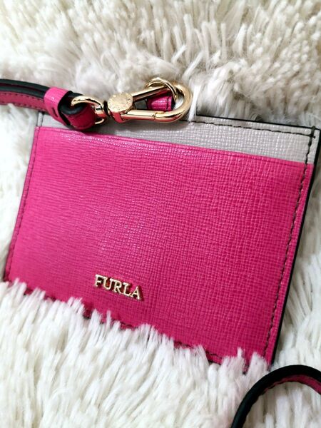 【美品】FURLA フルラ パスケース 定期入れ 社員証 ピンク系
