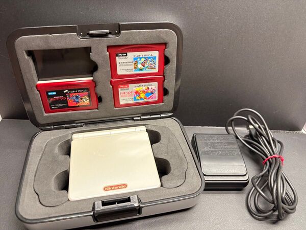 ゲームボーイアドバンスSP ファミコンカラー本体 ゲームボーイアドバンスSPアルミケースソフト3本セット(箱無し)