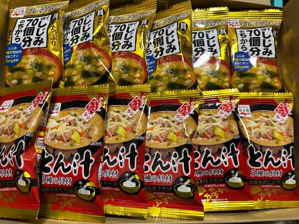 永谷園お味噌汁 プレミアム 1杯でしじみ70個分の力と、とん汁5種の具材 (簡単お湯を注ぐだけ)12個セット