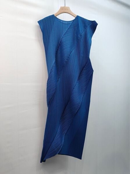 新品 上質プリーツロングワンピース F