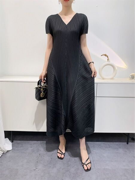 新品 プリーツロングワンピース F