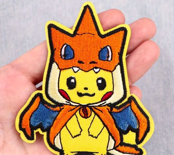 レア☆ワッペン (リザードン・ピカチュウ)ポンチョを着たピカチュウ 幼稚園帽・ランドセル・上靴入れ・オリジナルtシャツなどに