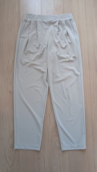 ユニクロ テーパードパンツ sサイズ