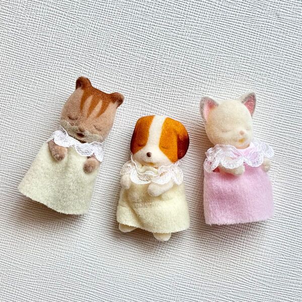 シルバニアファミリー チワワの赤ちゃん+シフォンイヌの赤ちゃん+くるみリスの赤ちゃん 3体セット ねんね おやすみ 当時物 レア