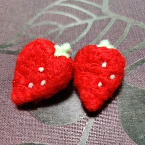 ハンドメイド 羊毛フェルト ブローチ イチゴ 2個
