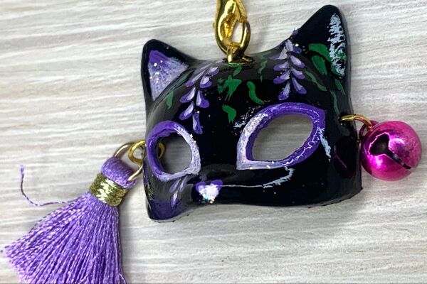 【ハンドメイド】猫 狐 お面キーホルダー 藤の花 ピンクの鈴と紫のタッセル付き 黒色