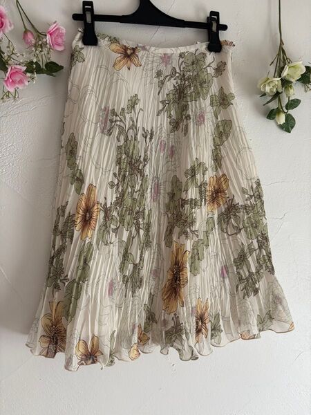 美品 花柄 スカート 総柄シフォンプリーツ 白グリーン系清楚夏物 透かし薄手ひざ丈 Mサイズ緑