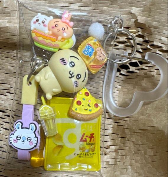 ちいかわ。ガチャ詰めポーチ Lサイズ。うさぎ。自転車キーホルダー。モモンガ。イエロー。ミニチュアチャーム