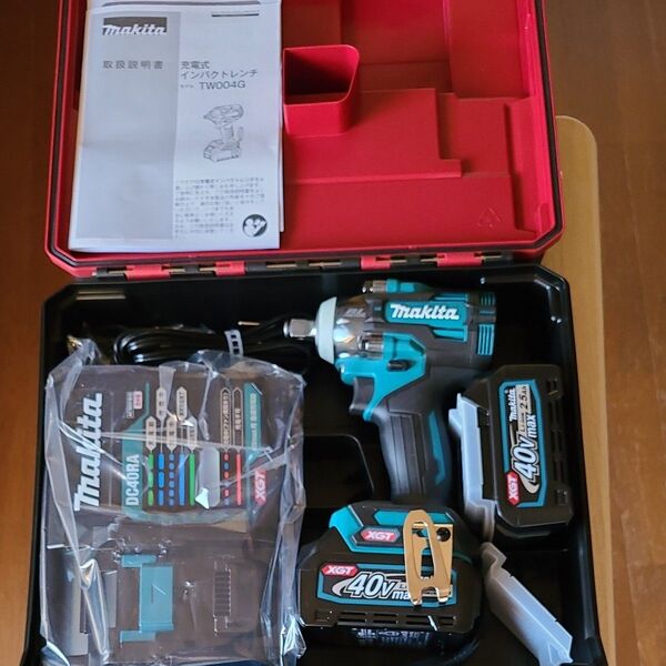 新品マキタ(Makita) 40Vmax充電式インパクトレンチ 2.5Ah バッテリ2本・充電器・ケース付 TW004GRDX