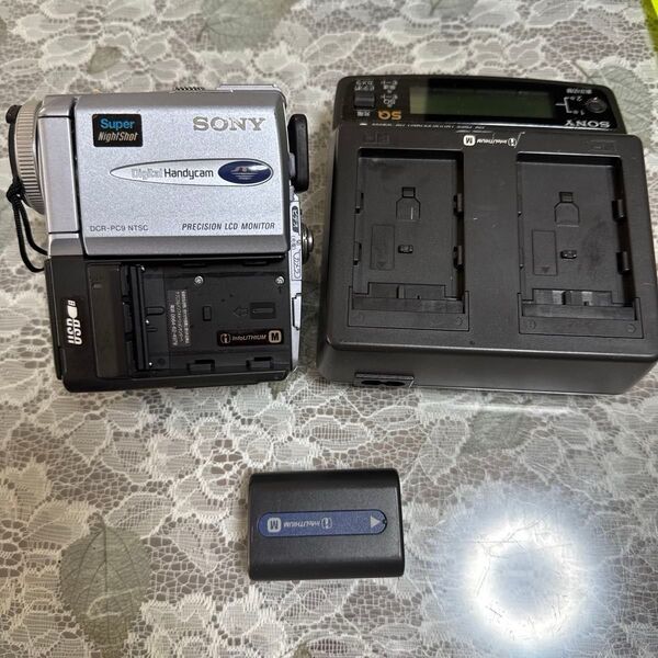「@ジャンク品」 ソニー SONY DCR-PC9 ハンディカム miniDVテープ/充電器 AC-SQ950