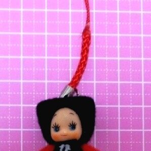 ◆飛騨限定 ご当地 キューピーちゃん お守り赤さるぼぼ ストラップ マスコット 値付け◆