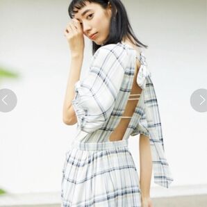emmi バックオープン ワンピース チェック柄 半袖