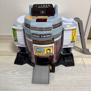 トミカ タカラトミー トミカワールド ぐるっと変形!DXポリスステーション