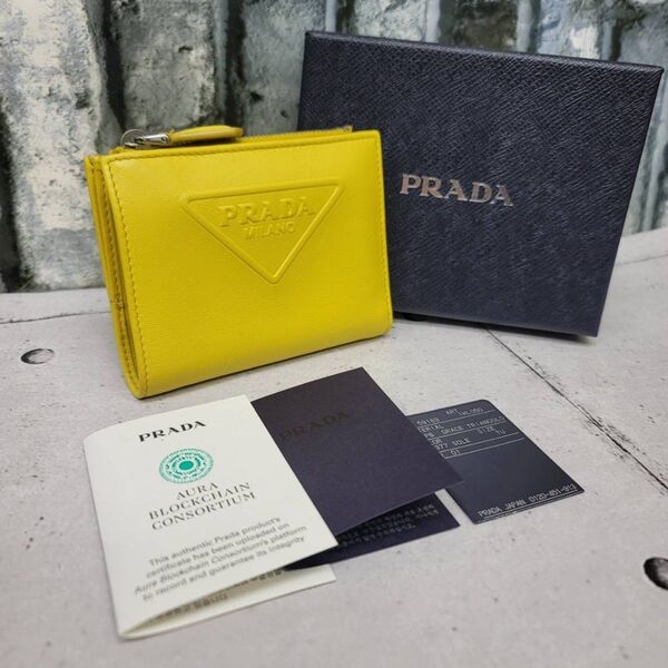 希少 美品 正規品 PRADA エンボス トライアングル イエロー プラダ財布