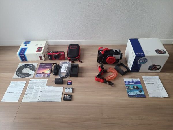 OLYMPUS TG-4 と PT056 その他付属品有り