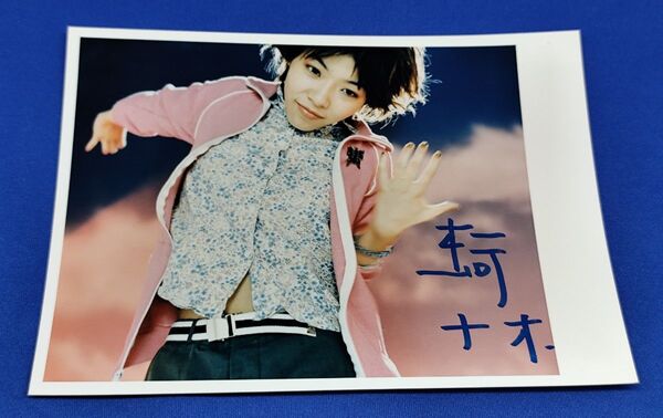松崎ナオ 「鳥が飛ぶ意識」直筆サイン入り生写真 青インク