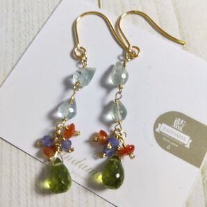 天然石ピアス つぼみカットのアクアマリンとペリドットのピアス