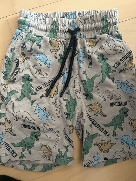 美品!キッズ 恐竜柄 ハーフパンツ 110サイズ