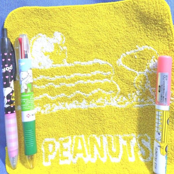 PEANUTSスヌーピーハンカチタオルとスティック型はさみ&ボールペン2本セット(1本は非売品ノベルティ)