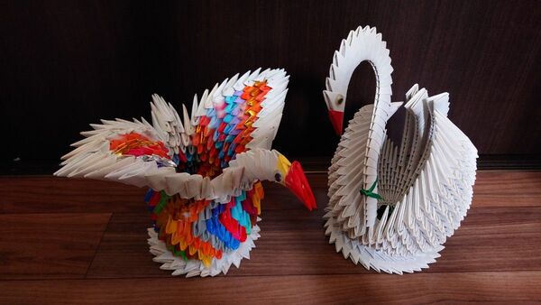 折り紙作品 2個セット 鶴 カラフル ハンドメイド 折り紙のカラフルな鳥と白鳥のオブジェ 約25×25cm