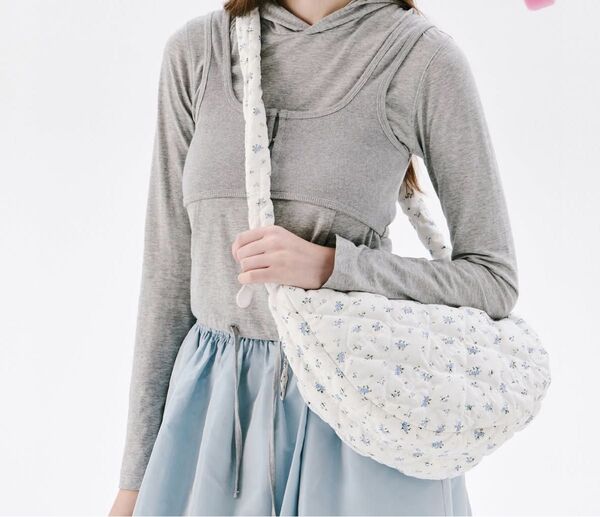 carlyn FLOWER COZY ショルダーバッグ チャームとシュシュ付き