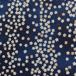 【期間限定セール】生地 桜吹雪 ムラ染め風 和調柄 シーチング ネイビー