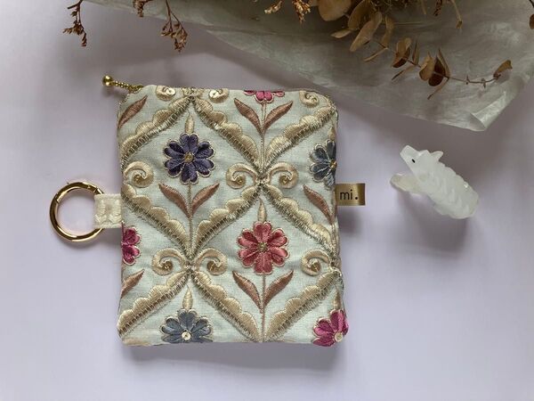 小さめバッグにぴったり!両面インド刺繍生地の華やかミニポーチ|カードやコスメ収納に【お花畑】