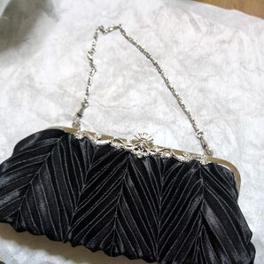 ハンドバッグ パーティーバック 黒 プリーツ がま口 チェーン付き