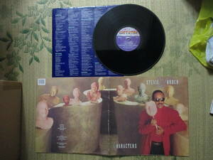 LP Stevie Wonder「CHARACTERS」輸入盤 6248ML 盤両面にかすり傷 ジャケット及び歌詞付きスリーブの天地背に擦れとしわ ジャケットに色落ち