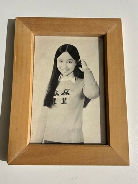 アグネス・チャン 額縁入り 白黒写真