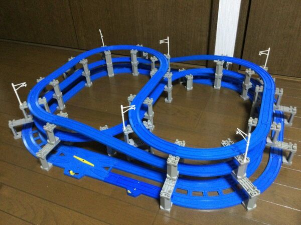 プラレール線路 8の字無限ループ グレー色ブロック橋脚3段♪ クロスポイント付3