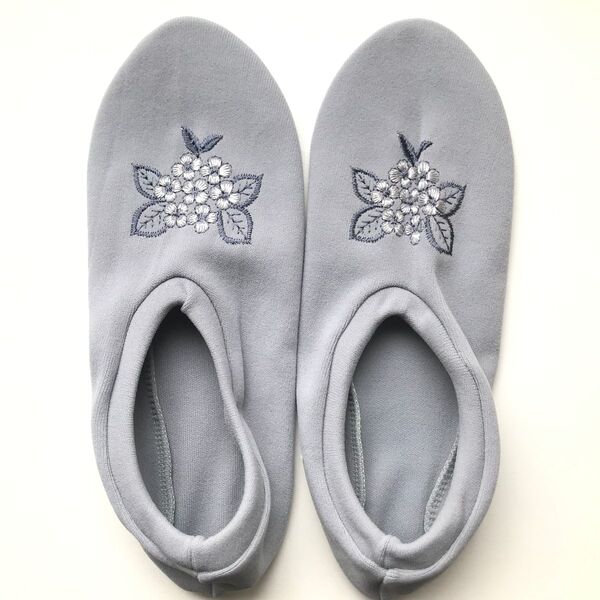 グレー 花柄刺繍 滑り止め付き靴下 ホームカバーソックス 介護用 新品 フットカバー 室内履き スリッパ 防災スリッパ