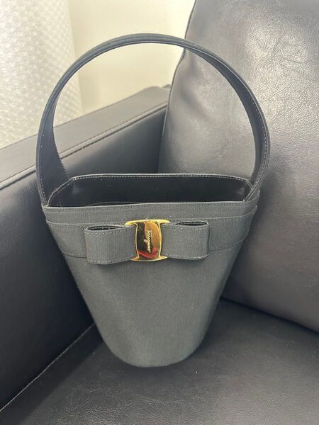 Salvatore Ferragamo ヴァラリボン バケットバッグ ブラック正規品