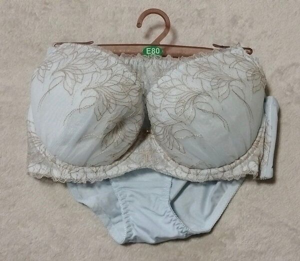 新品 未使用 ☆ ミント蔦模様 ☆ E80 脇背中すっきり 脇高 寄せ上げ ブラ&ショーツ 脇流れ防止 脇肉サポート