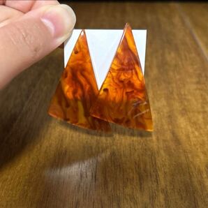 茶マーブル 三角形ピアス