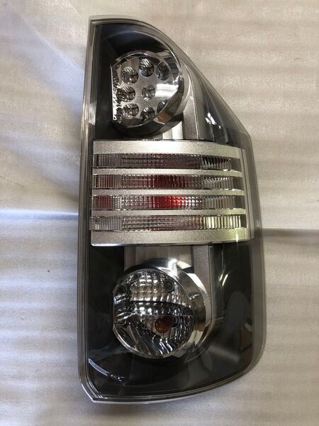 中古品 トヨタ 70系 ヴォクシー ZRR70W ZRR75W 純正 右 テールランプ ICHIKOH 28-199