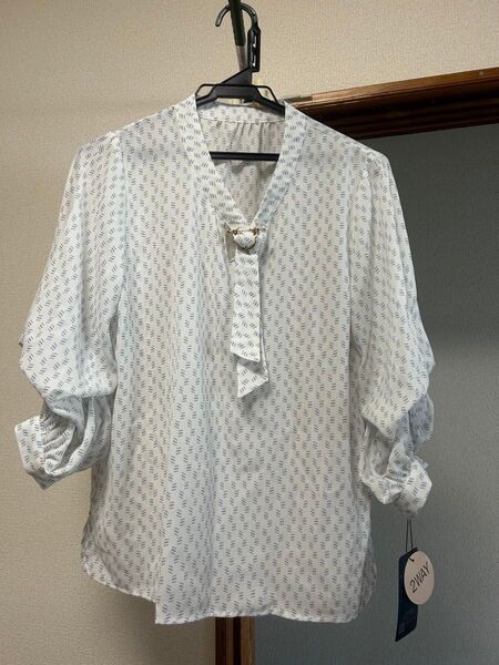 Mサイズ ブラウス 白 柄 一枚 長袖 2way ボウタイ オフィスカジュアル 七分袖 Vネック