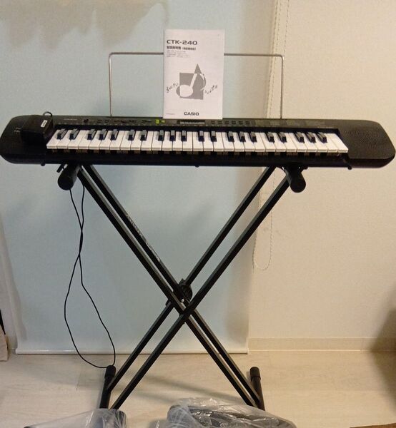 美品 CASIO 電子キーボード 電子ピアノ CTK-240 スタンド付き 椅子付き 合奏部 音楽サークル 練習