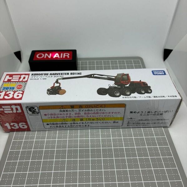 未開封 ロングタイプトミカ No.136 コマツ ハーベスタ 931XC 箱に凹みあり