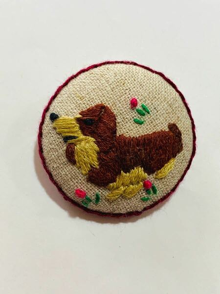 ブローチ　ハンドメイド 刺繍　犬　帽子ワンポイント