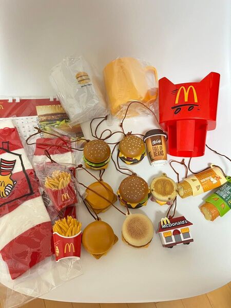 マクドナルド コラボ ハッピーセット コレクション コップ キーホルダー ソックス