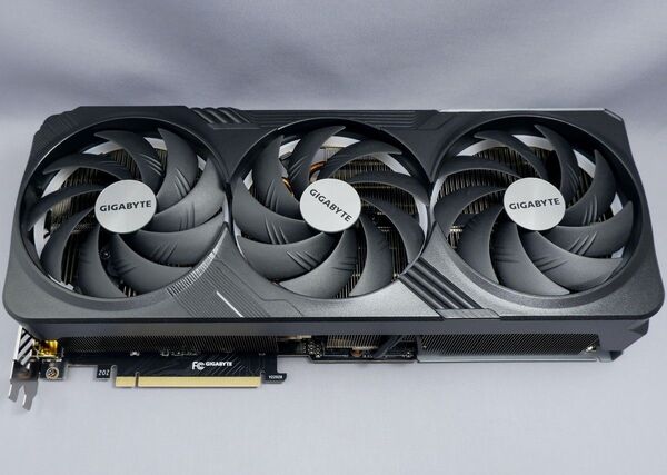 1/2 GIGABYTE GeForce RTX 4090 GAMING OC 24G GDDR6X 24GB