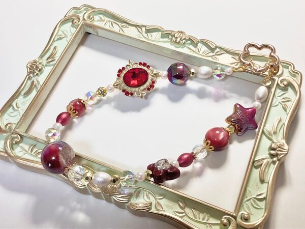 値下げ★ ハンドメイド ストラップ キーホルダー バックチャーム スマホチャーム アクリルビーズ ガラスビーズ 赤系 ホワイト