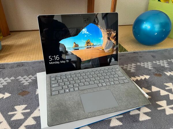 Surface Laptop Core i5-7300U メモリ8g