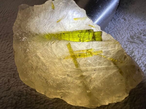 1737 【鉱物標本 アフリカ産】母石付きグリーントルマリン原石