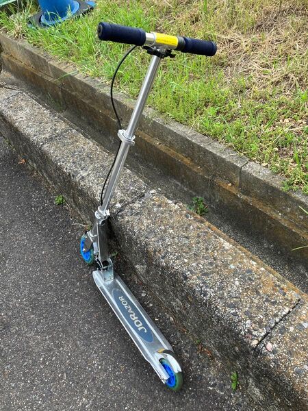 購入してから5回ぐらいぐらい使ったものです。取説と箱もついております。ブレーキ付きで小さい子供でも安全に使うことができるものです。