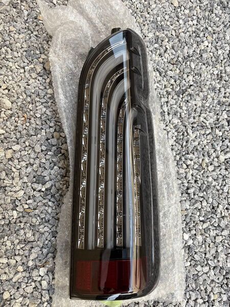 【送料無料】【傷あり】200系ハイエース フレックス FLEXオリジナル LEDテールランプ 右側のみ 415コブラ